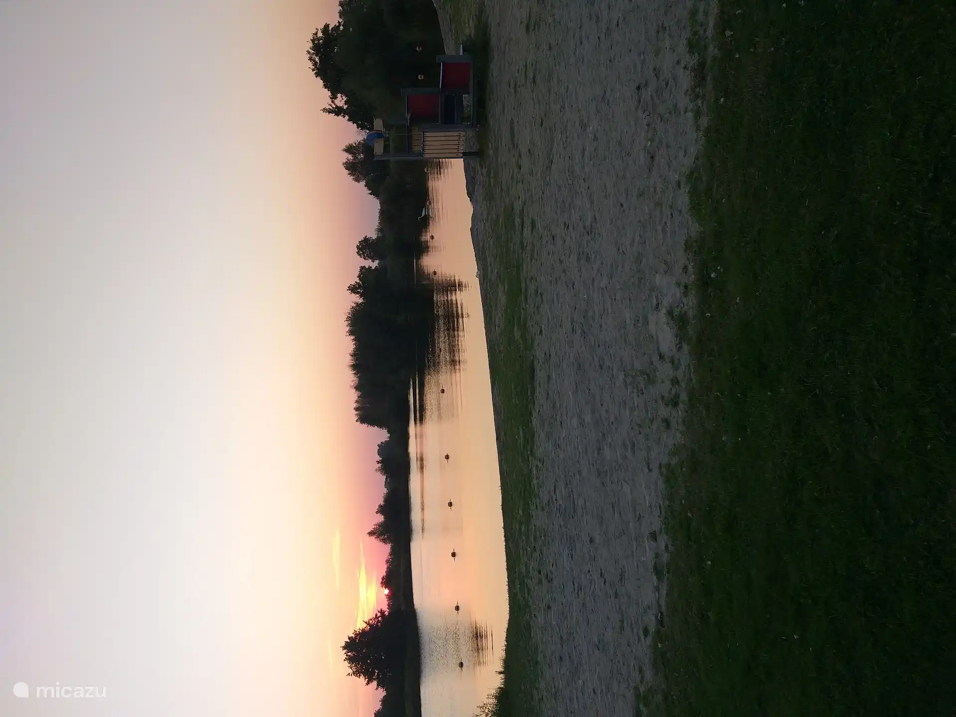 Der Strand am Tjeukemeer mit Spielplatz für die Kinder.