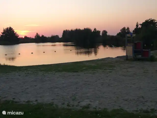 Casa finlandesa cerca de un gran lago en Países Bajos, Frise, Rohel - casa vacacional La playa en el Tjeukemeer con zona de juegos para los niños.