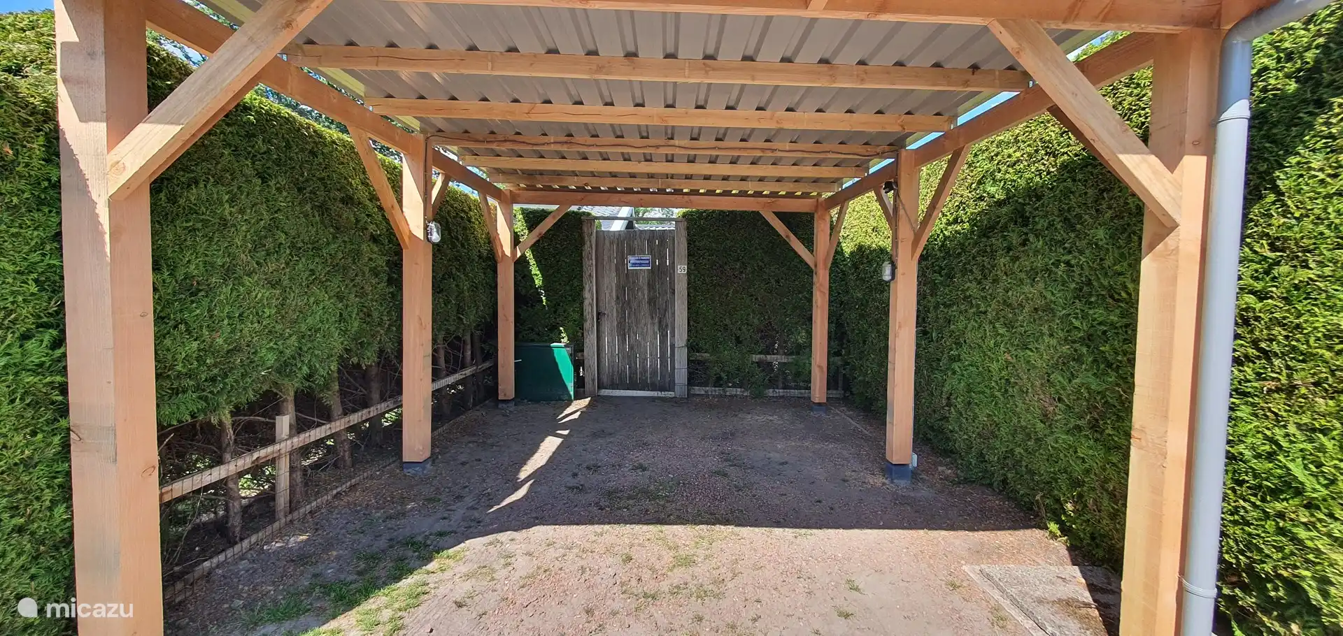 Der kürzlich renovierte Carport, in dem Platz für 1 Auto ist.