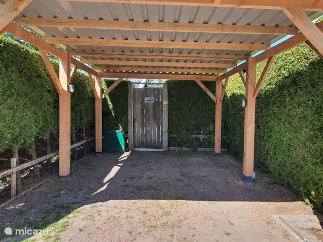 Casa finlandesa cerca de un gran lago en Países Bajos, Frise, Rohel - casa vacacional La cochera recientemente renovada, donde hay espacio para 1 coche.