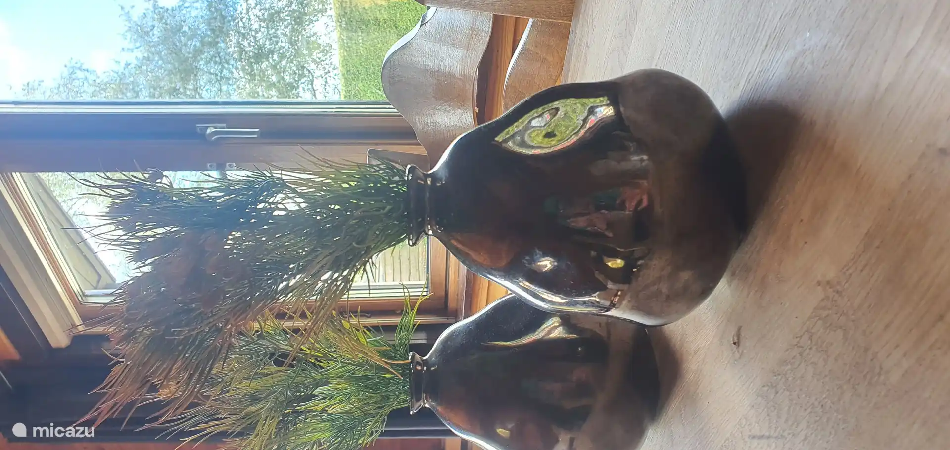 Der Esstisch mit Dekoration.