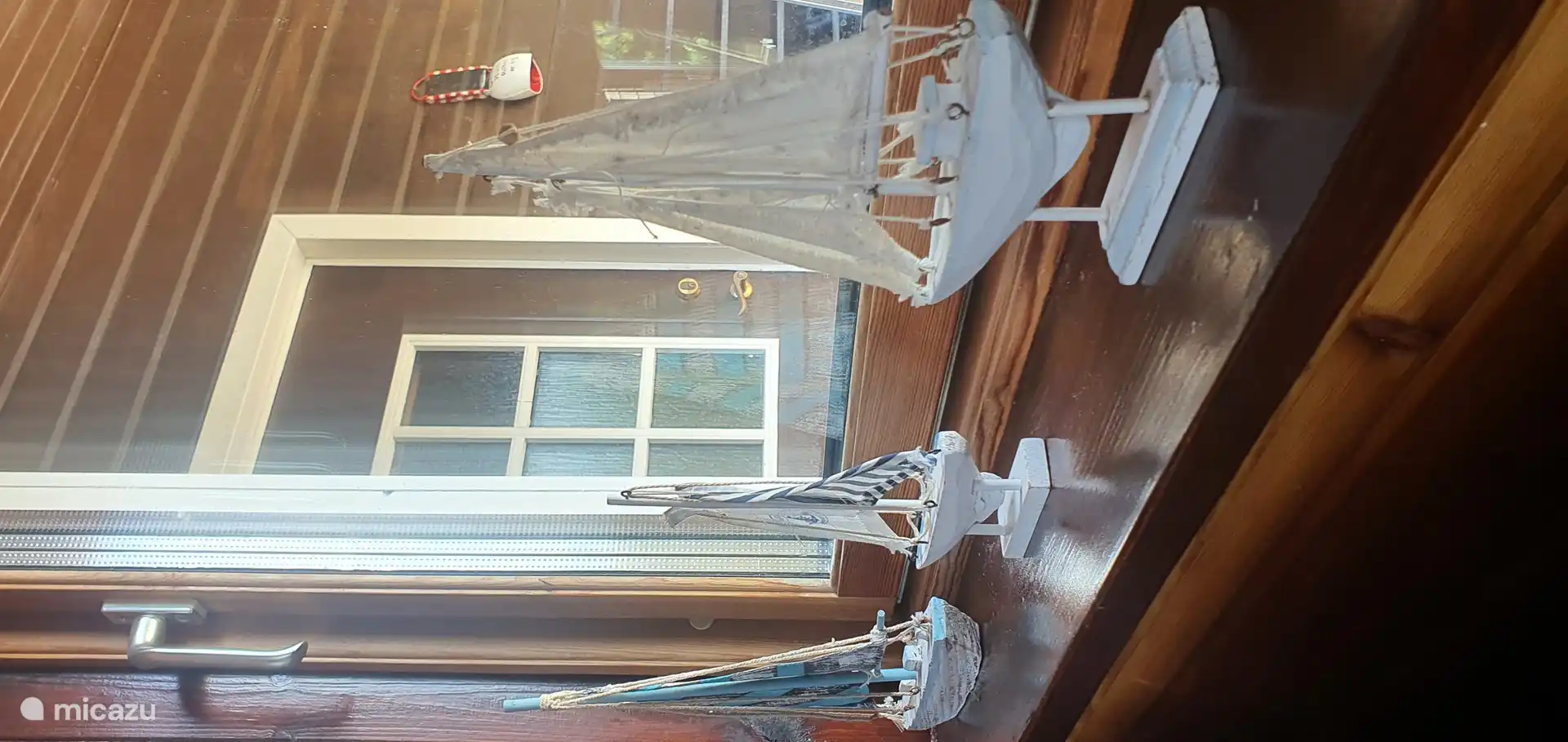 Blick aus dem Wohnzimmer auf die Haustür.