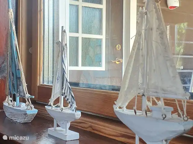 Casa finlandesa cerca de un gran lago en Países Bajos, Frise, Rohel - casa vacacional Vista desde la sala de estar en la puerta principal.