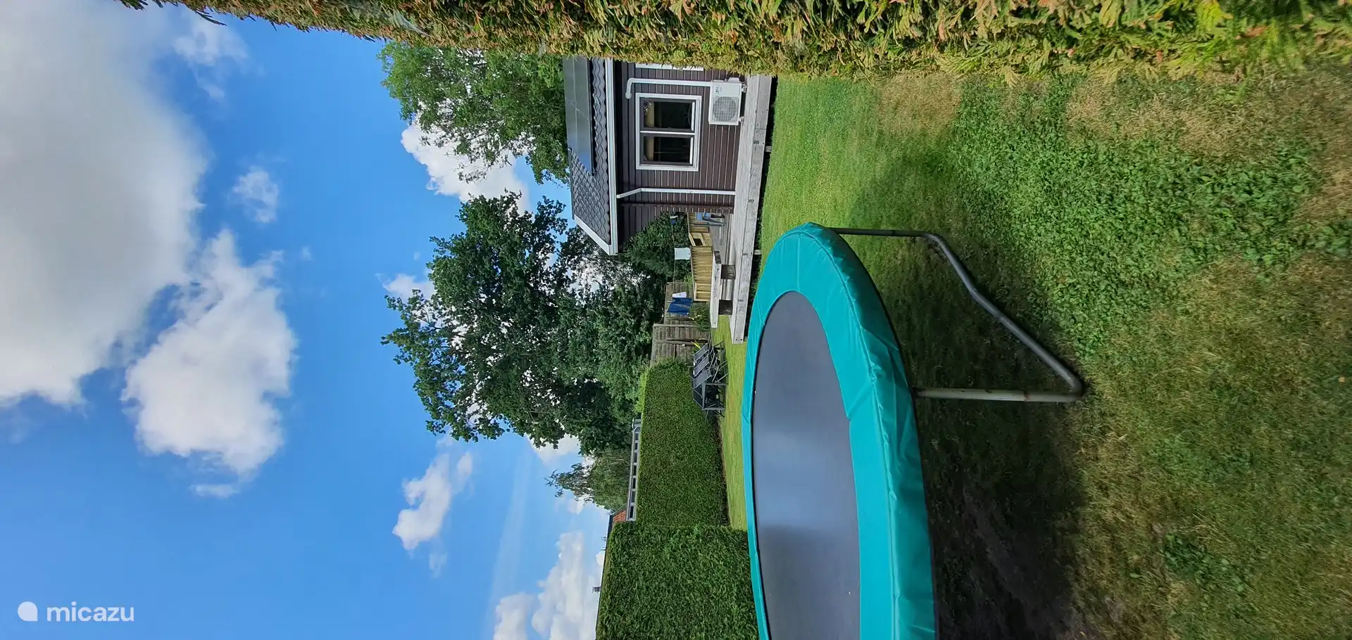 Von dieser Ecke aus sieht man den großzügigen Garten und das Haus mit der Zimmerseite. Auch hier ist die Split-Klimaanlage auf dem Flonder.