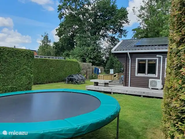 Casa finlandesa cerca de un gran lago en Países Bajos, Frise, Rohel - casa vacacional Desde esta esquina se puede ver el amplio jardín y la casa con el lado de la habitación. El aire acondicionado split también está en el suelo aquí.