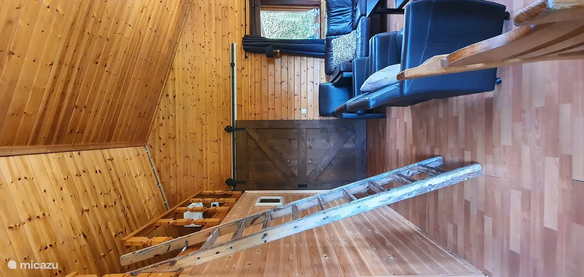 Die Loft-Tür, die das Wohnzimmer vom Rest des Hauses abschließt.