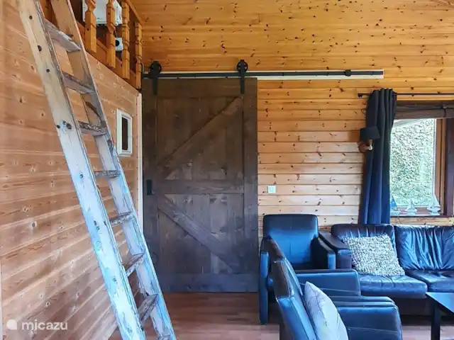 Casa finlandesa cerca de un gran lago en Países Bajos, Frise, Rohel - casa vacacional La puerta del altillo que cierra el salón del resto de la casa.