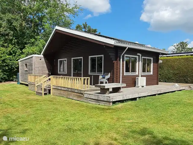 Casa finlandesa cerca de un gran lago en Países Bajos, Frise, Rohel - casa vacacional La casa desde otro ángulo.