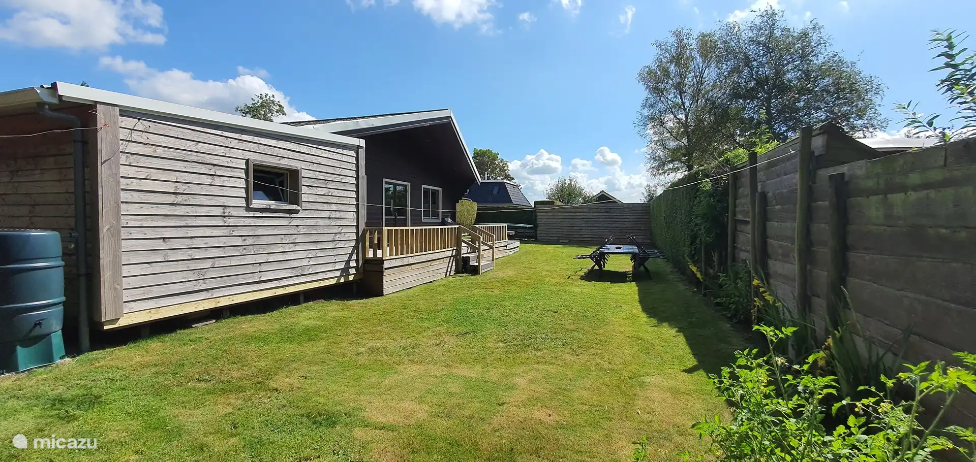 Auch hier ein Überblick über den großzügigen Garten.