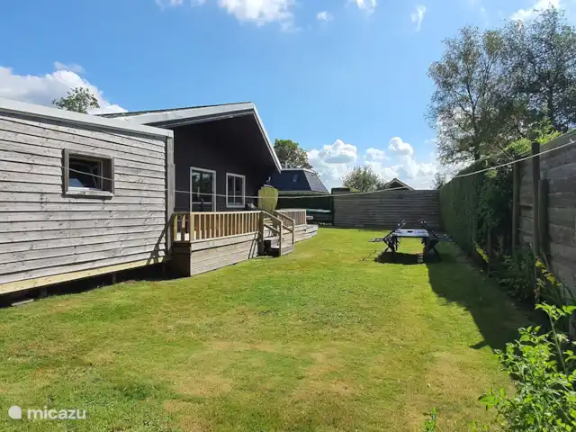 Casa finlandesa cerca de un gran lago en Países Bajos, Frise, Rohel - casa vacacional Aquí también una vista general del amplio jardín.