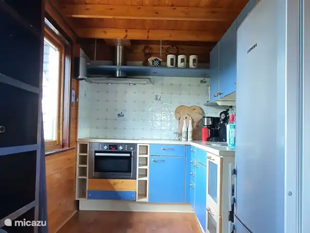 Casa finlandesa cerca de un gran lago en Países Bajos, Frise, Rohel - casa vacacional La cocina de la habitación, con cocina, horneado, etc.