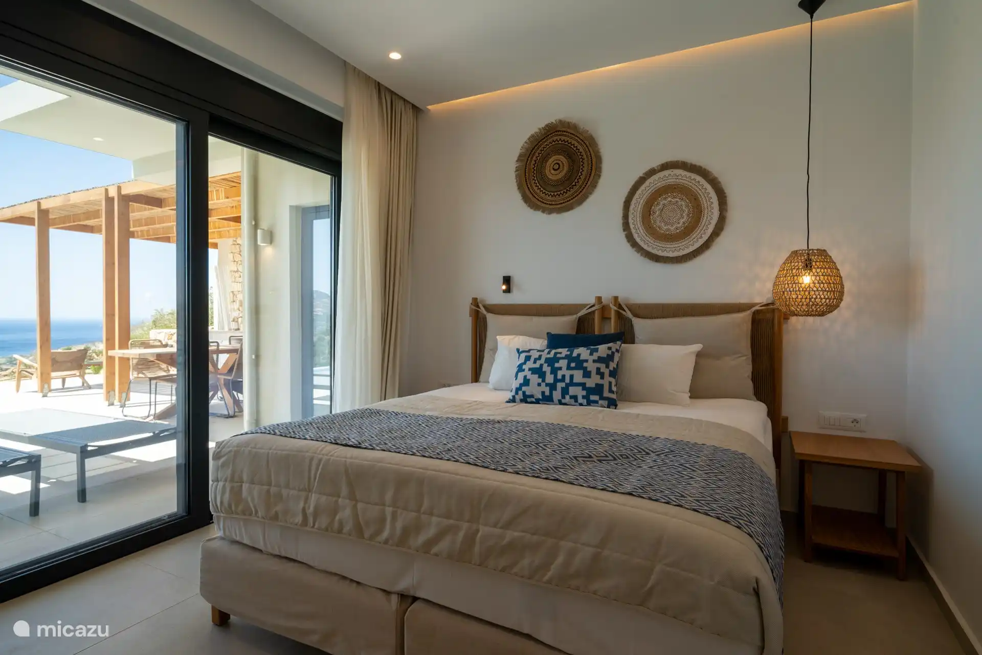 Das Schlafzimmer mit Schiebetüren zur Terrasse