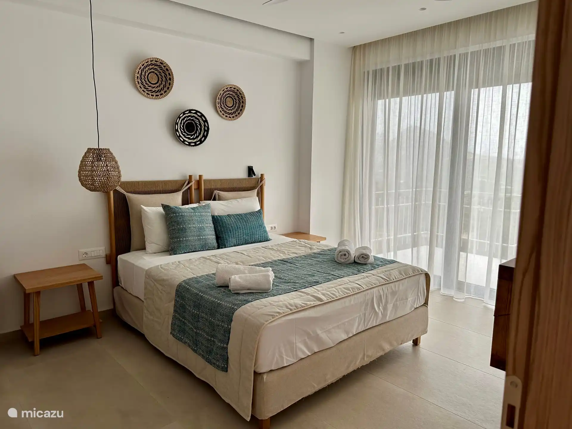 Das Schlafzimmer mit Schiebetüren zur Terrasse