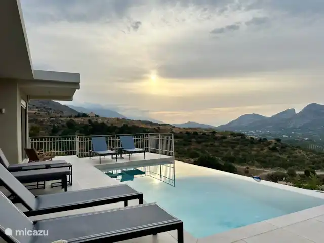 Villa Gian Maria en Grecia, Creta, Mariou - villa La terraza con tumbonas alrededor de la piscina