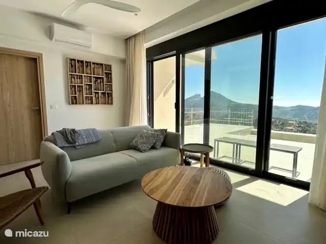 Villa Gian Maria en Grecia, Creta, Mariou - villa El acogedor salón con puertas correderas a la terraza