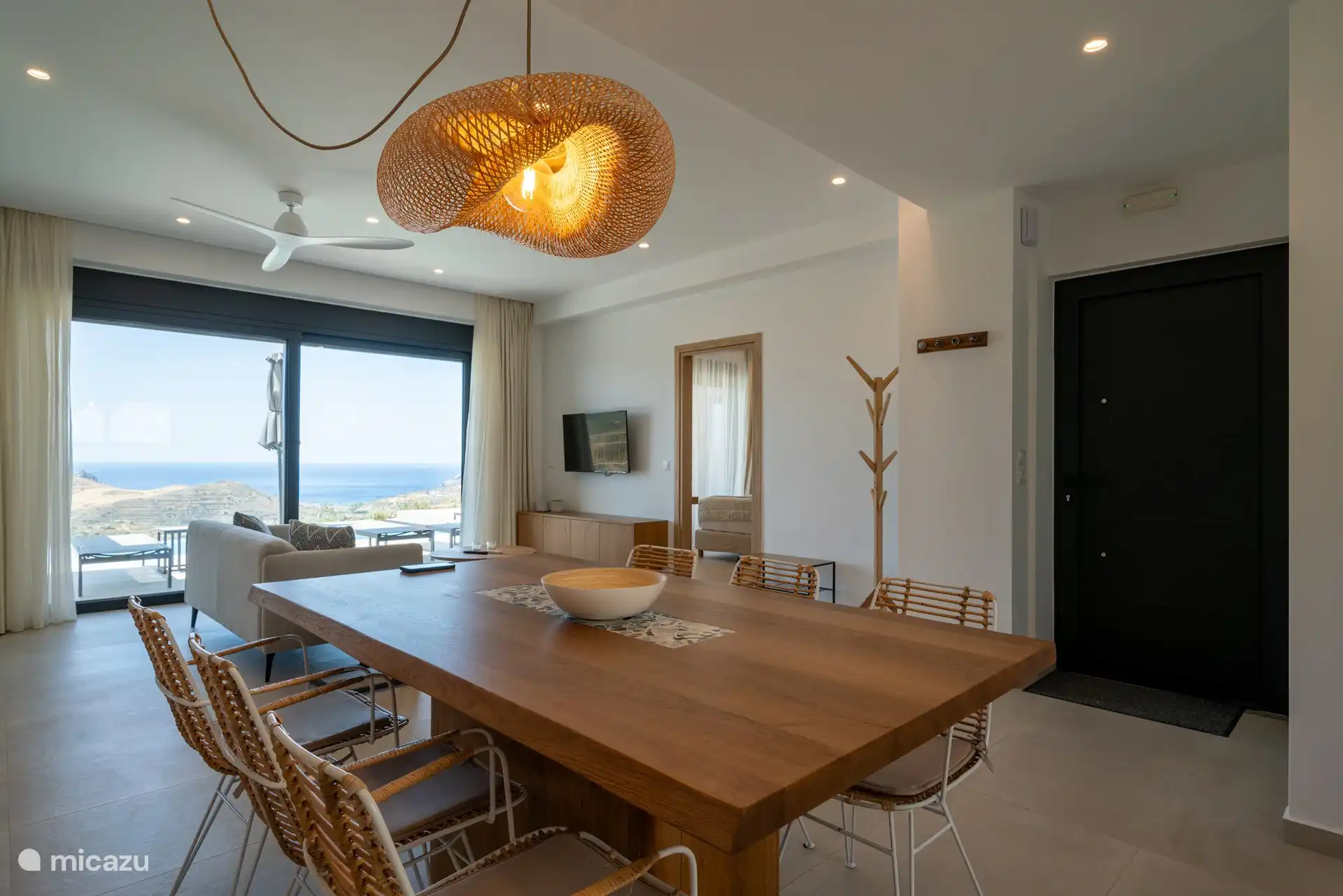 Der geräumige Esstisch