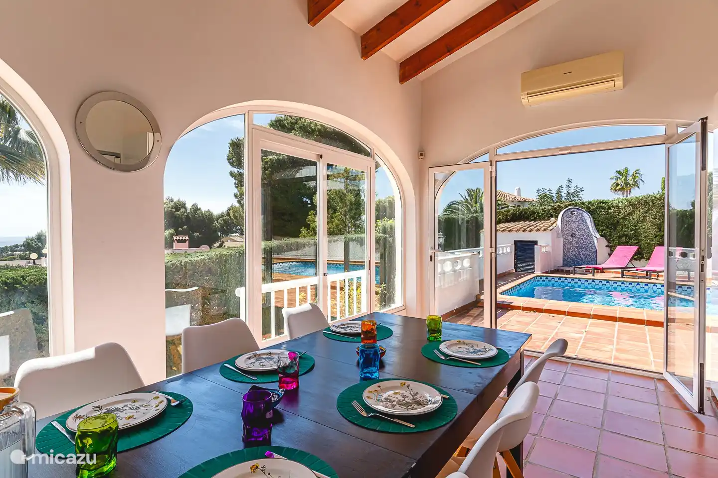 Esszimmer im Haupthaus mit Blick auf den Pool