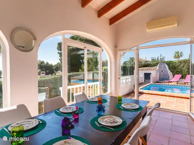 Santa Belgica | Espagne, Costa Blanca, Altea la Vieja - villa Salle à manger dans la maison principale avec vue sur la piscine