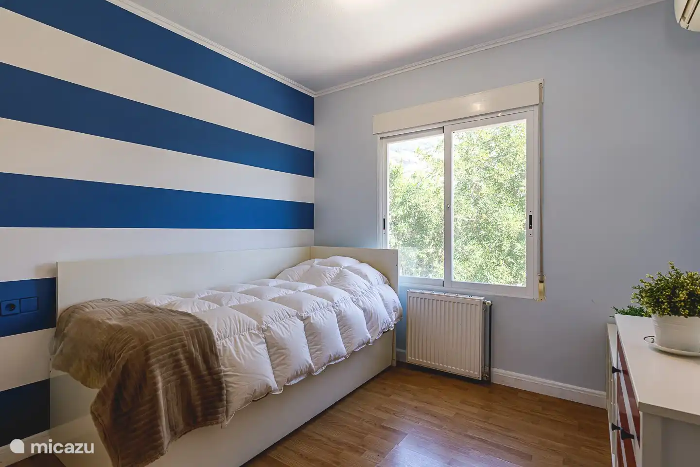 Einzelbett im Erdgeschoss, unter diesem Bett befindet sich ein weiteres Einzelbett.
