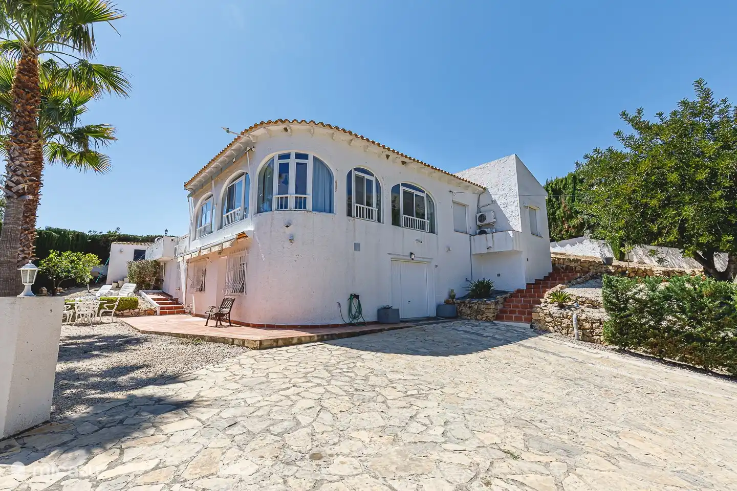 Eingang von der Straße aus