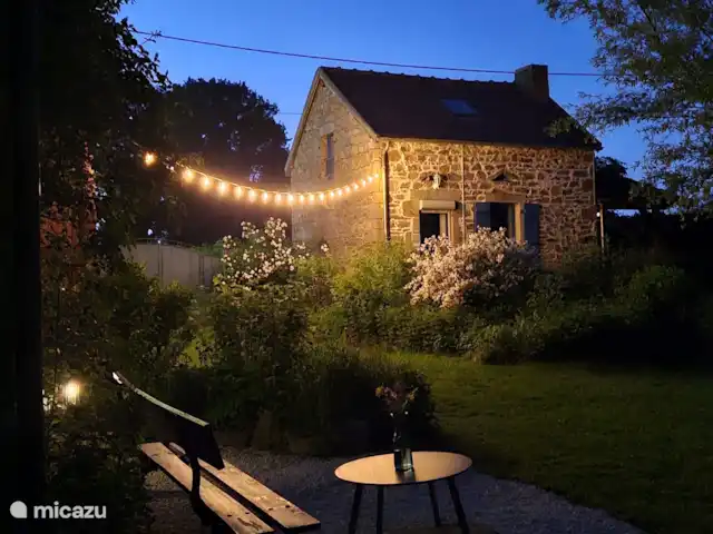 B&B cottage Le Dauphin Bleu | France, Puy-de-Dôme, Pionsat - chambres d'hôtes Le Dauphin Bleu le soir