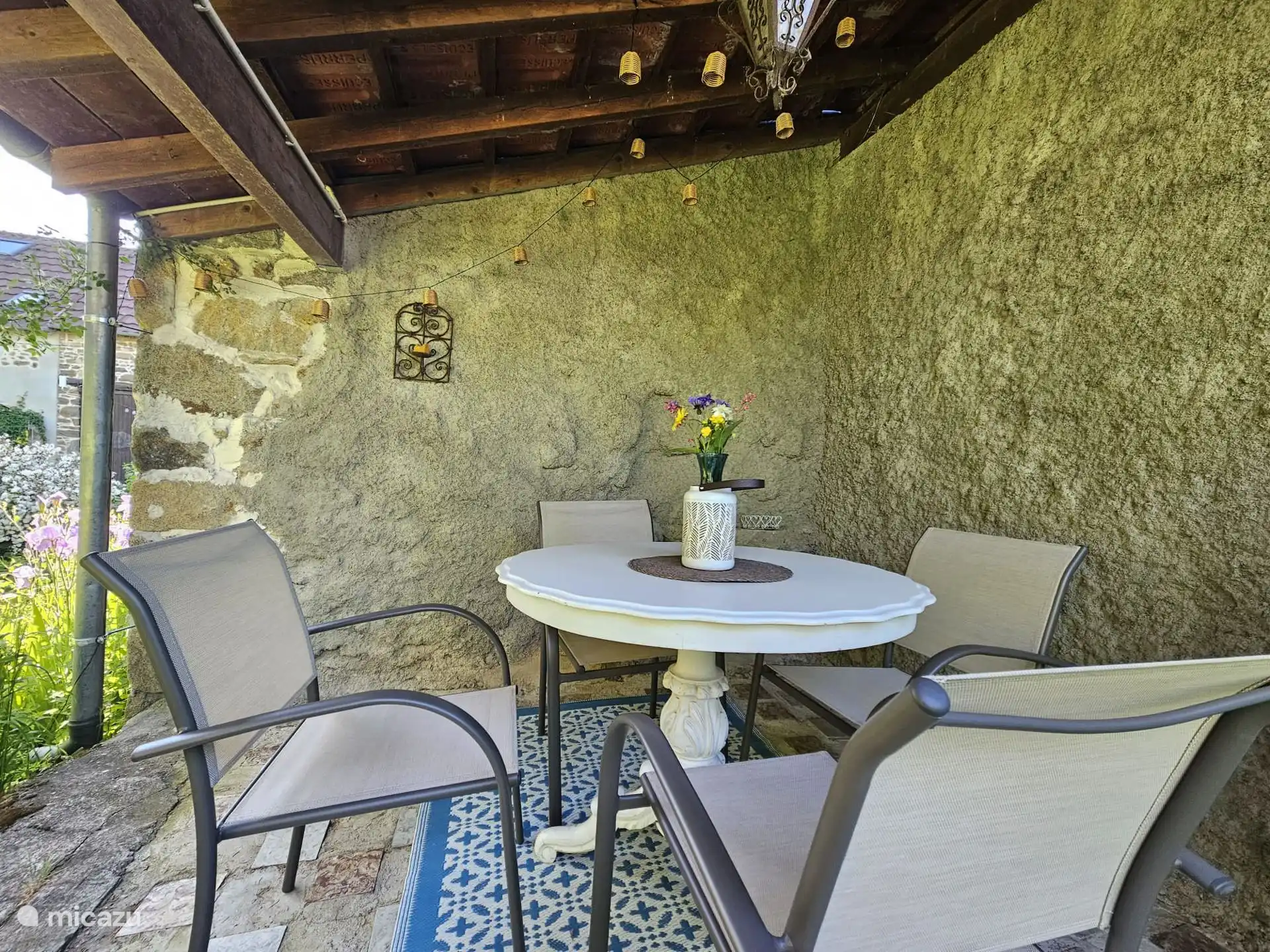 Vordach mit Essbereich