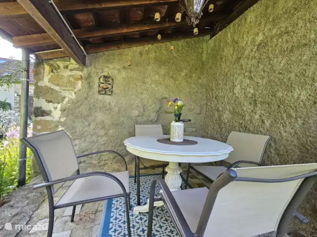 B&B cottage Le Dauphin Bleu | France, Puy-de-Dôme, Pionsat - chambres d'hôtes Auvent avec coin repas