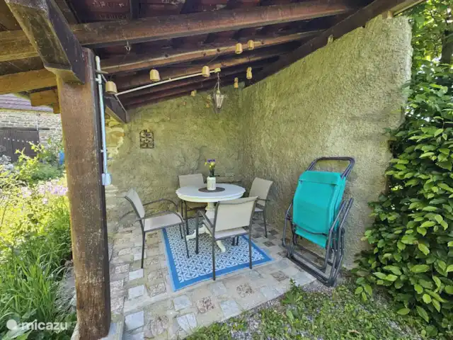 B&B cottage Le Dauphin Bleu | France, Puy-de-Dôme, Pionsat - chambres d'hôtes Et quelques belles chaises longues