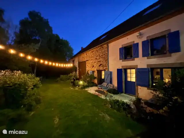 B&B cottage Le Dauphin Bleu | France, Puy-de-Dôme, Pionsat - chambres d'hôtes Ferme Source de Rêves en soirée