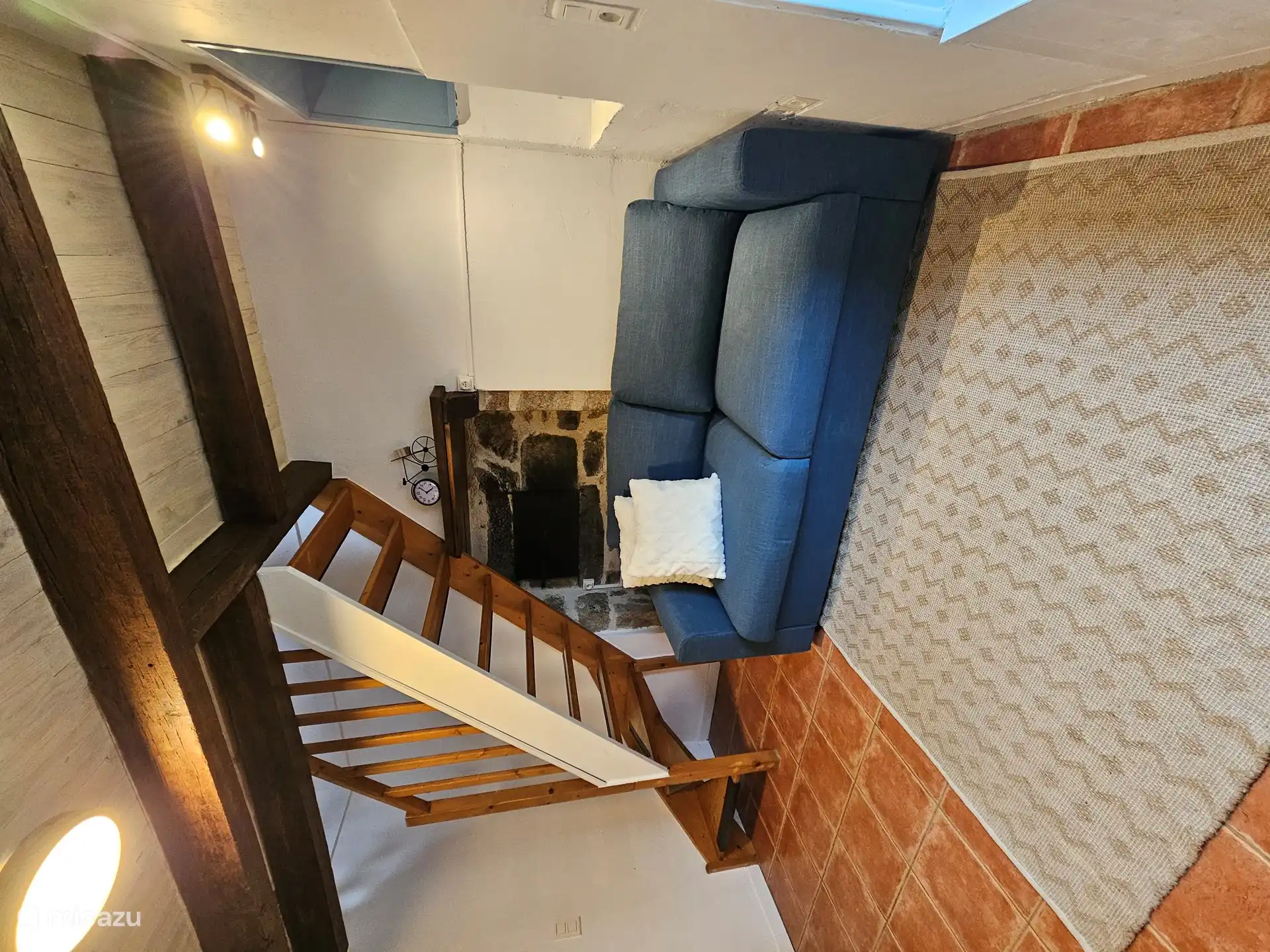 Wohnzimmer mit TV und Schlafsofa