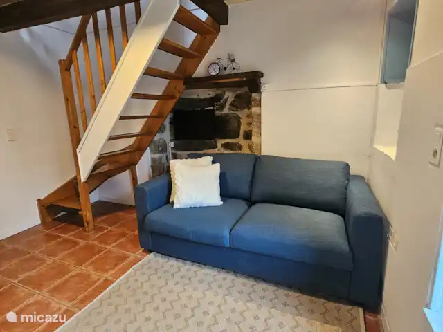 B&B cottage Le Dauphin Bleu | France, Puy-de-Dôme, Pionsat - chambres d'hôtes Salon avec TV et canapé-lit