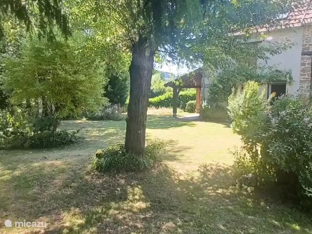 B&B cottage Le Dauphin Bleu | France, Puy-de-Dôme, Pionsat - chambres d'hôtes Vue sur le jardin