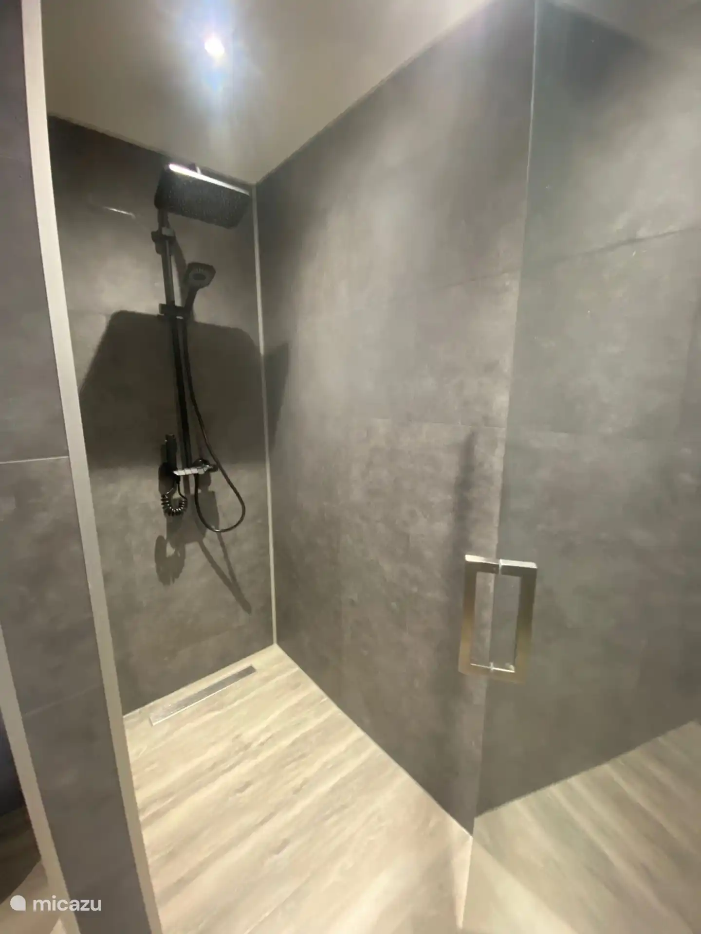 Douche d’ambiance avec plusieurs buses de pulvérisation