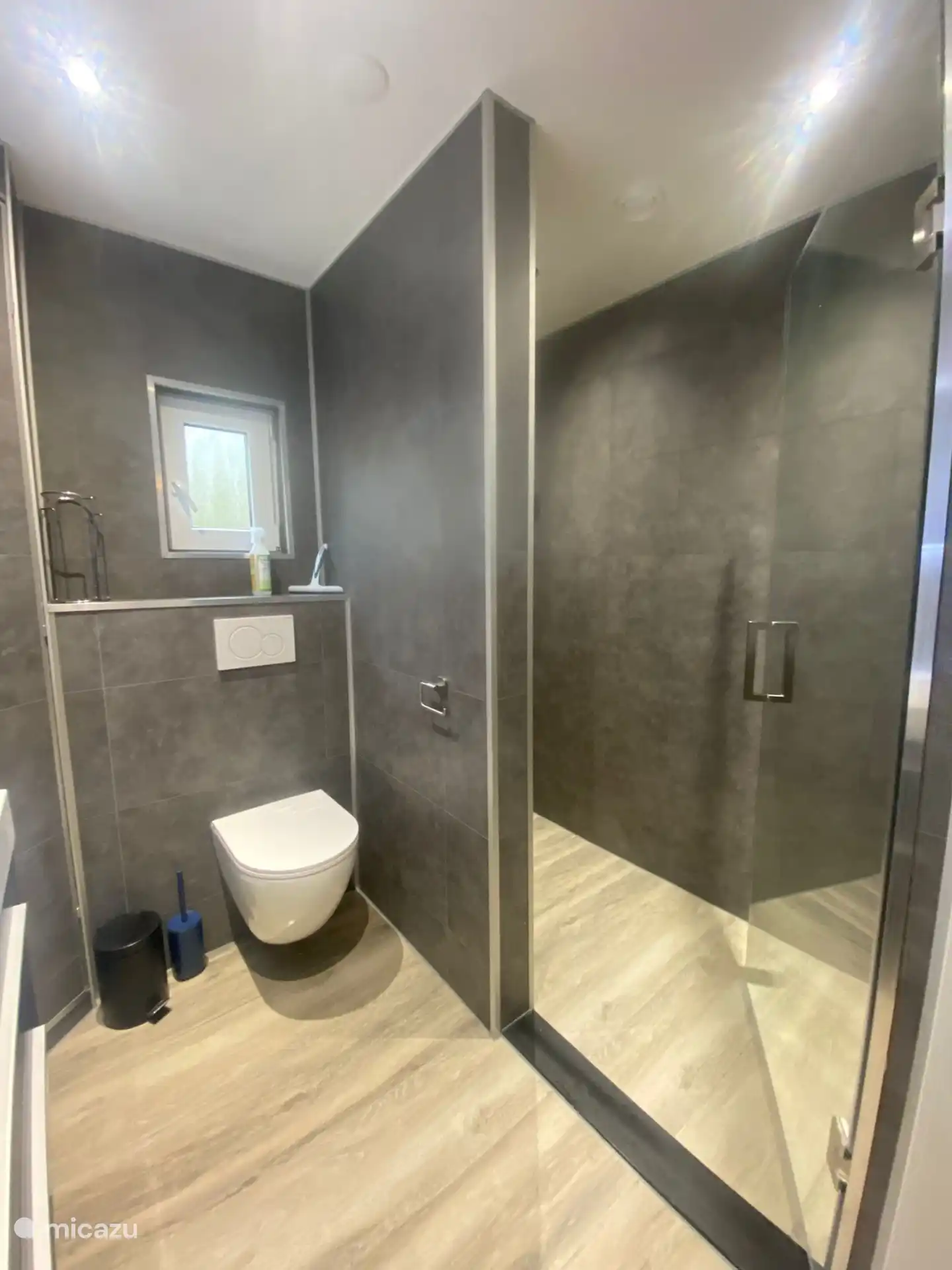 Les toilettes sont à l’abri des regards pour ceux qui se douchent