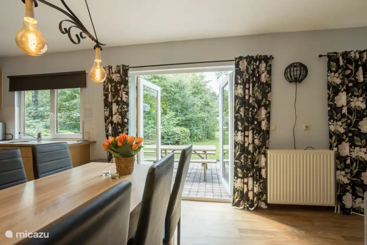 Salle à manger avec portes-fenêtres donnant sur le jardin