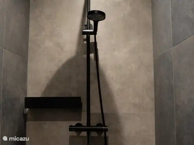 Location de Vacances Pays-Bas, Frise, Drachten, maison de vacances - 't Veenhuys Douche à effet pluie de luxe dans la salle de bains