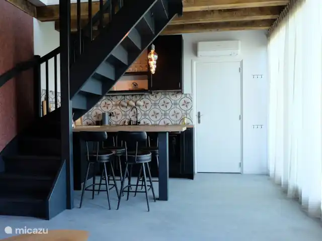Location de Vacances Pays-Bas, Frise, Drachten, maison de vacances - 't Veenhuys Cuisine et bar pour le petit-déjeuner avec tabourets