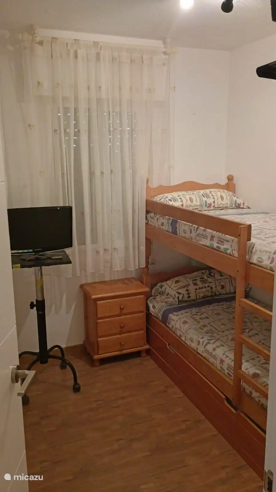 Chambre d’enfant avec 3 lits simples. En bas, on peut glisser un autre matelas. 