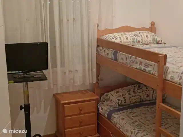 Tranquilo townhouse/Bungalow Kwintos | Espagne, Costa Blanca, Torrevieja - bungalow Chambre d’enfant avec 3 lits simples. En bas, on peut glisser un autre matelas.