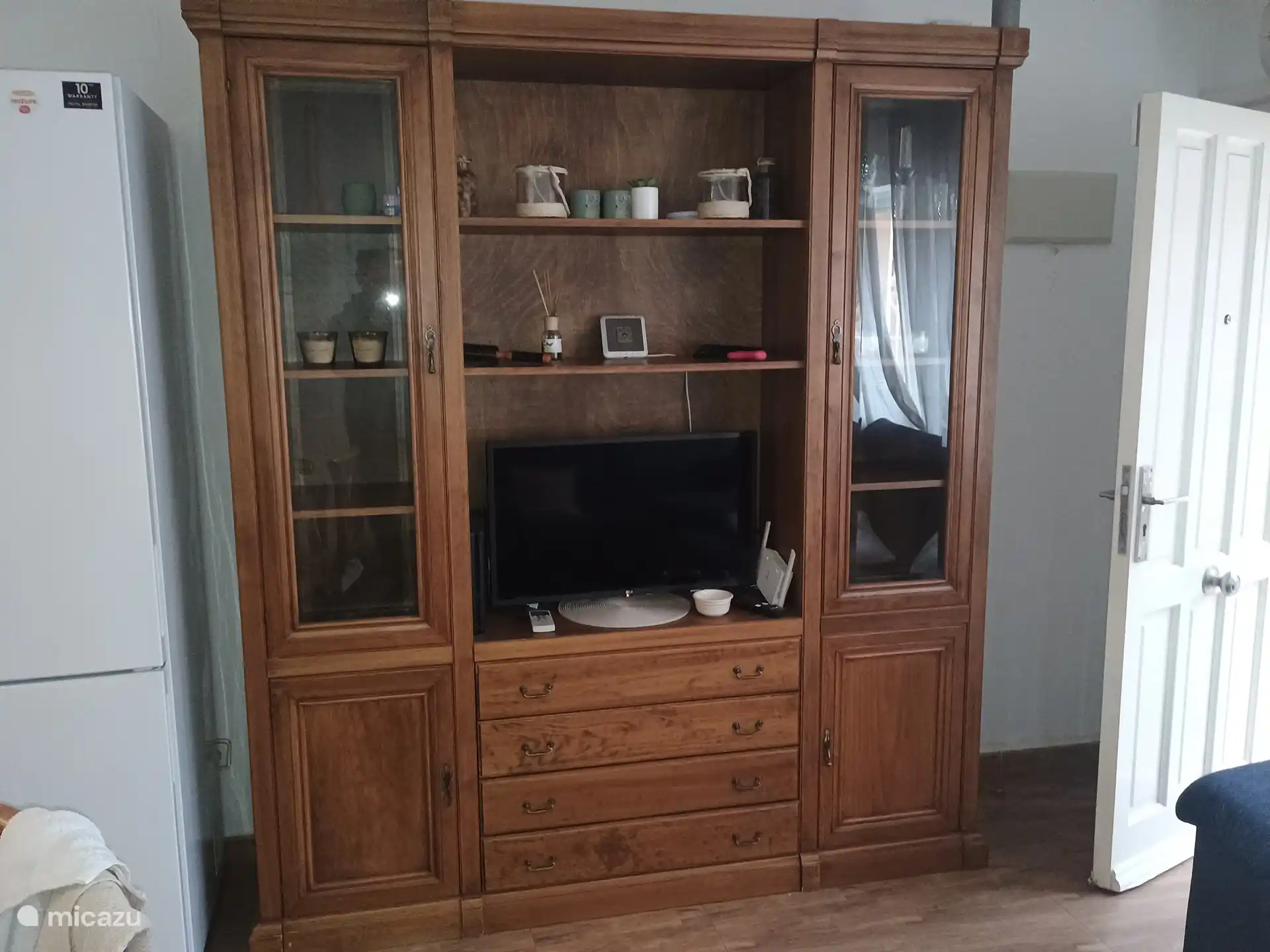 Meuble TV avec TV et Wifi et prime.
