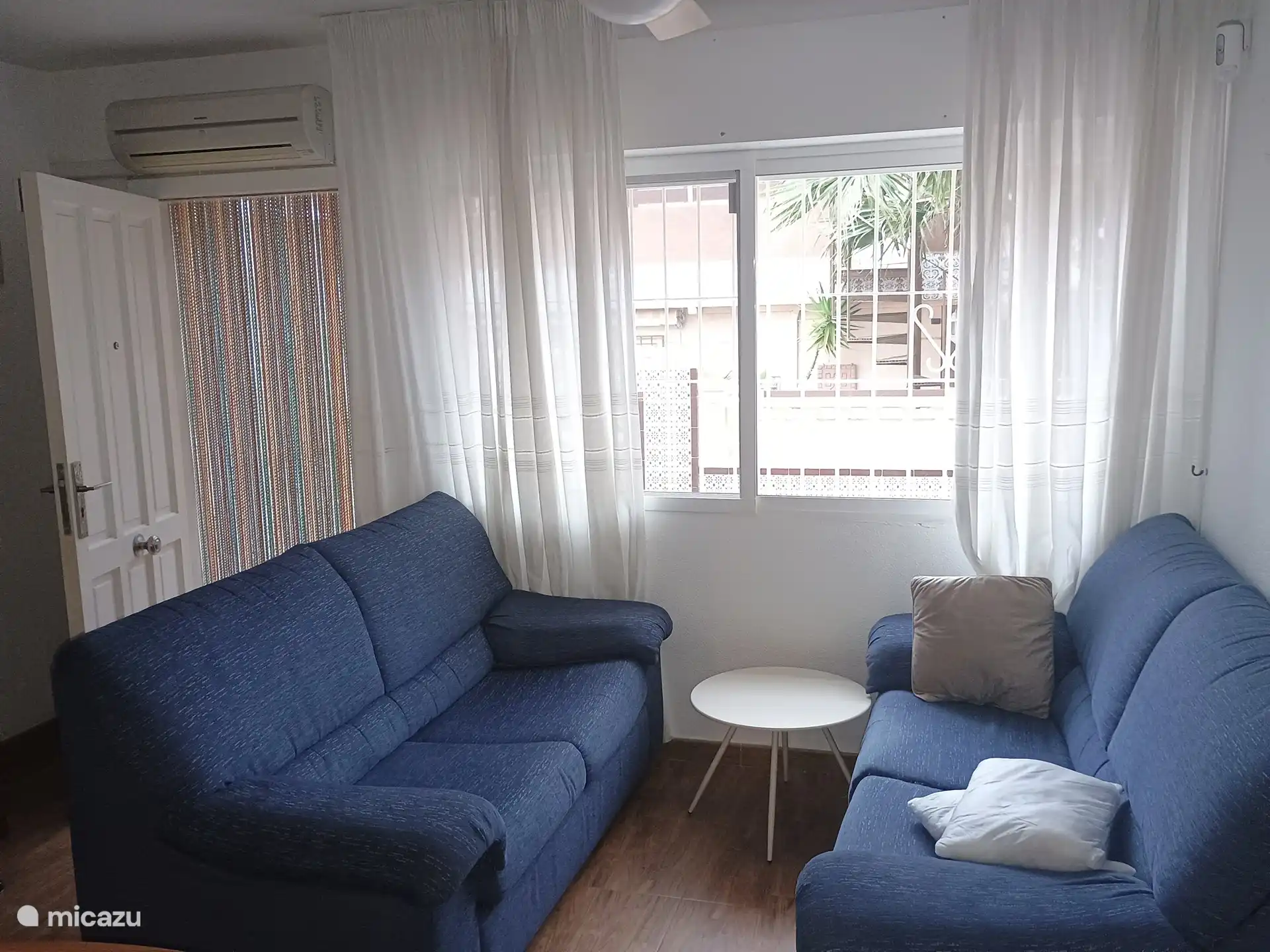 salon.2 canapés près de la fenêtre