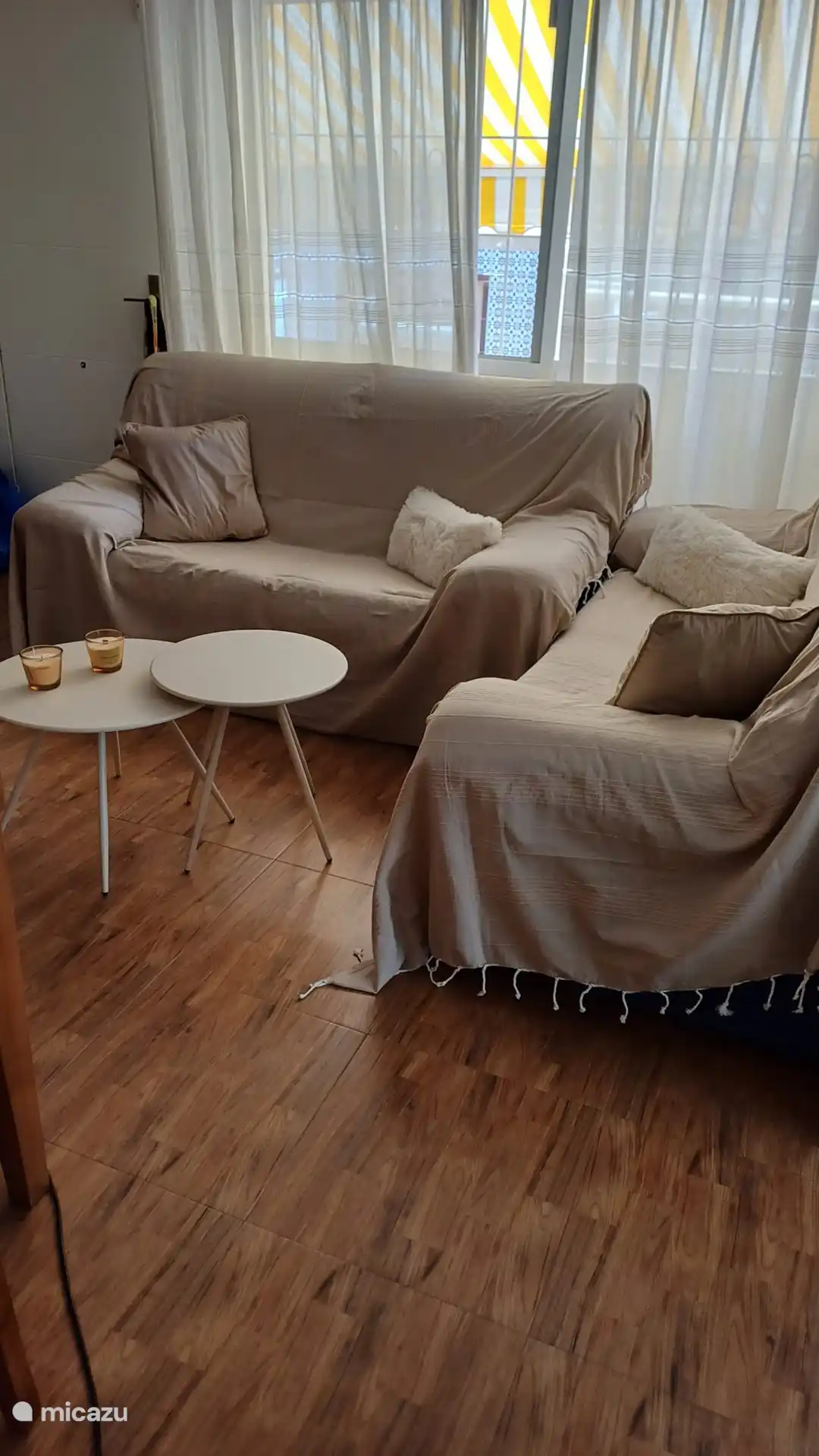 Salon avec 2 canapés. 