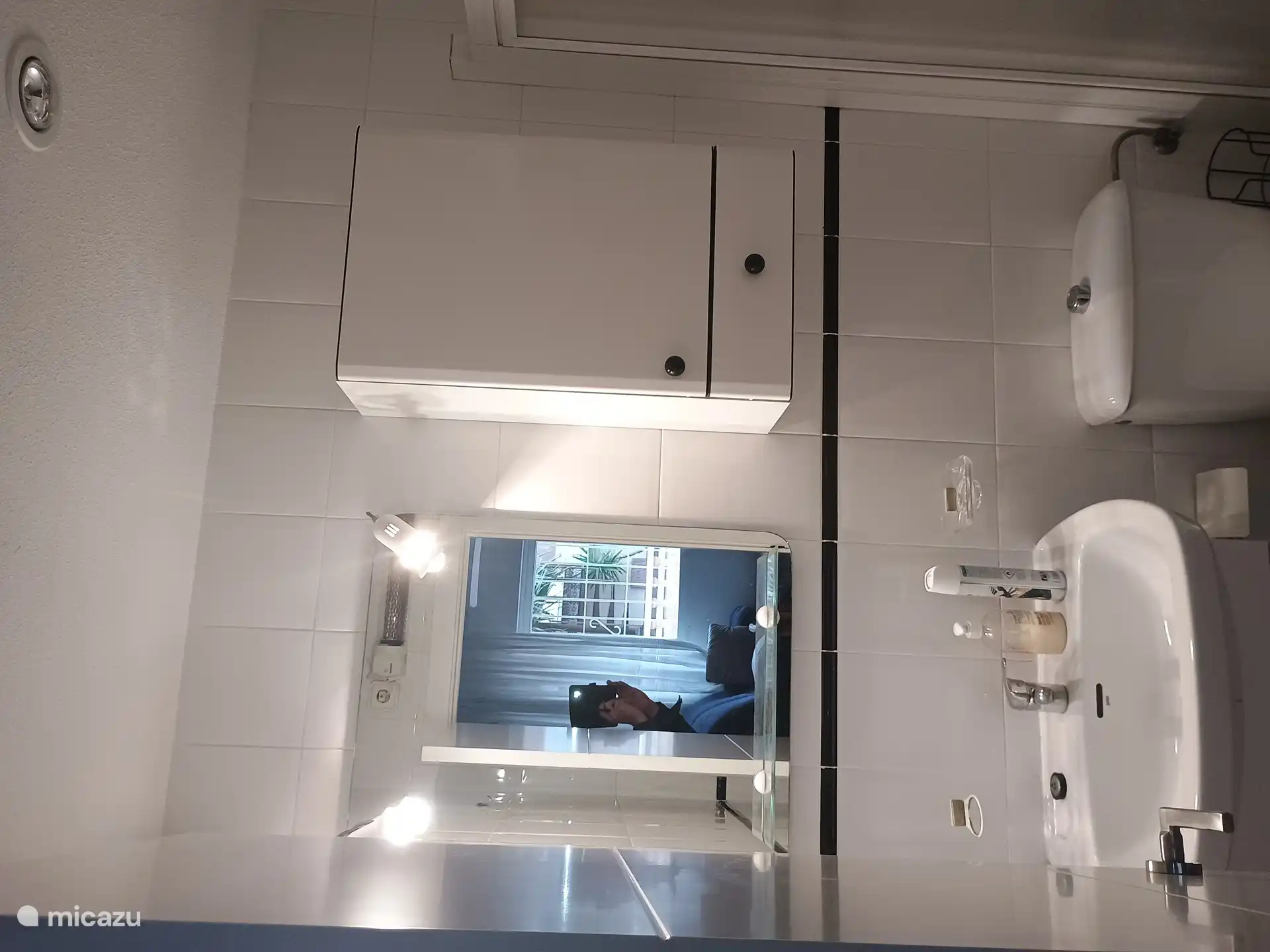 Salle de bain avec lavabo au rez-de-chaussée 