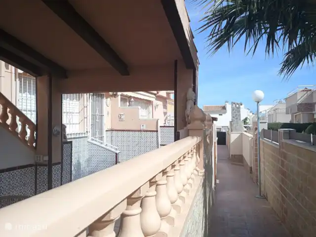 Tranquilo townhouse/Bungalow Kwintos | Espagne, Costa Blanca, Torrevieja - bungalow Jardin vu de l’extérieur de la clôture. Terrasse orientée plein sud.