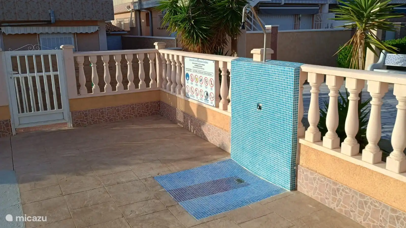 Piscine avec douche extérieure. 25m de la maison
