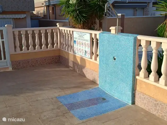 Tranquilo townhouse/Bungalow Kwintos | Espagne, Costa Blanca, Torrevieja - bungalow Piscine avec douche extérieure. 25m de la maison