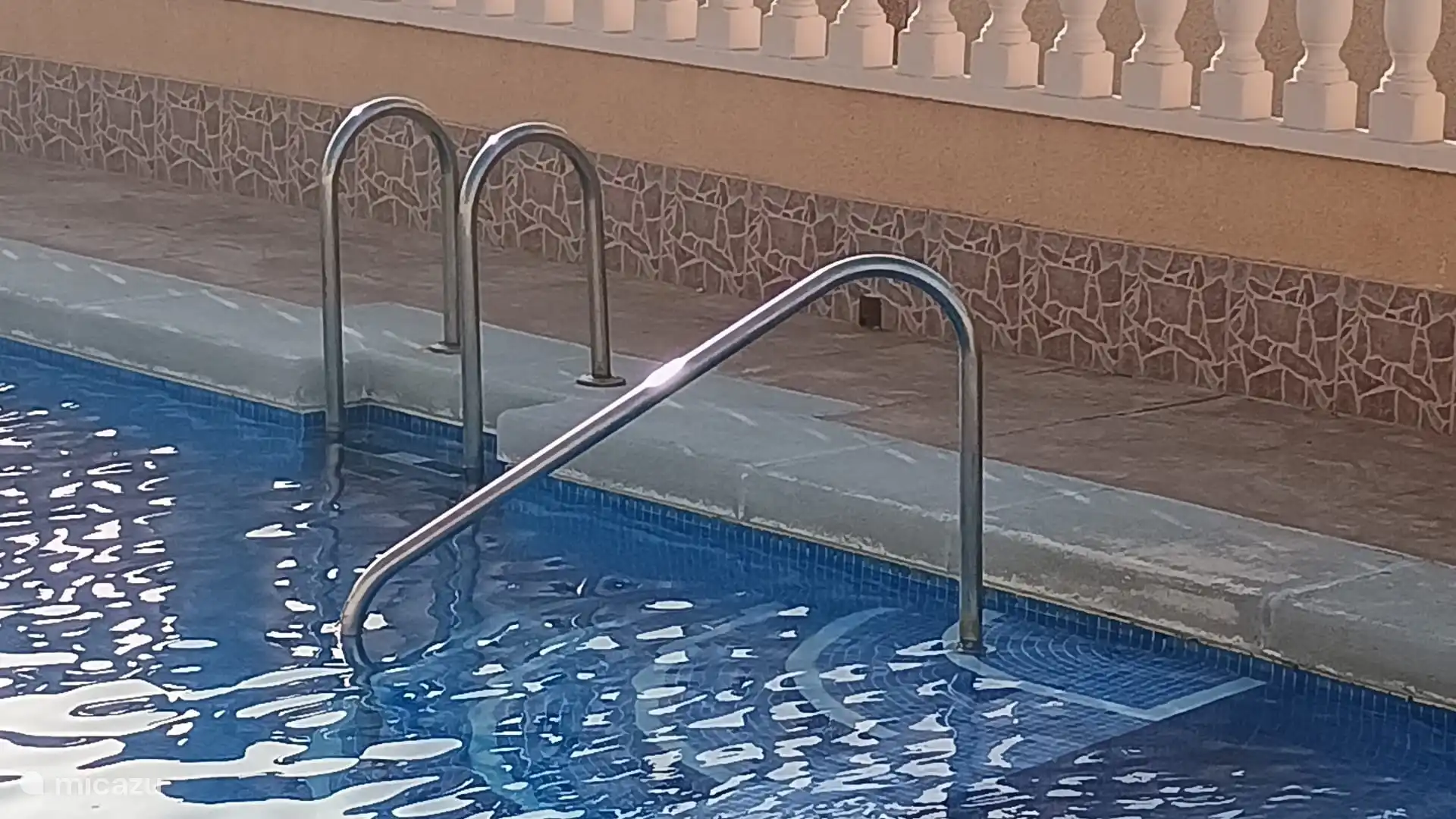 À 2 pas de la piscine.
