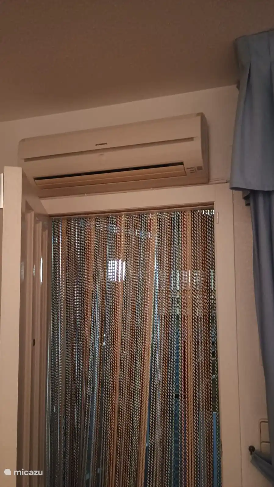 Porte d’entrée avec unité de climatisation.
