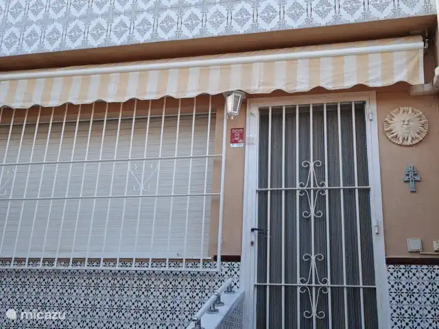 Tranquilo townhouse/Bungalow Kwintos | Espagne, Costa Blanca, Torrevieja - bungalow Photo de la porte d’entrée avec auvent au rez-de-chaussée