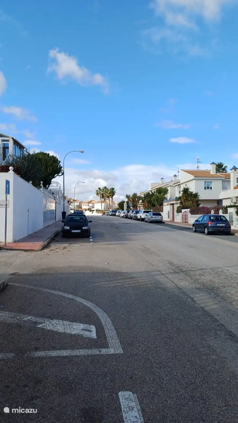 La rue calme du complexe